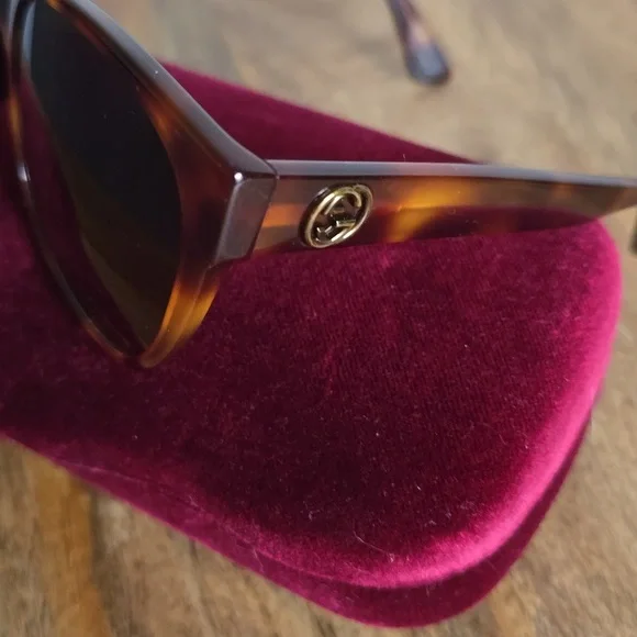 Gucci Brown Tortoise Women's Sunglasses - Picture 3 of 10